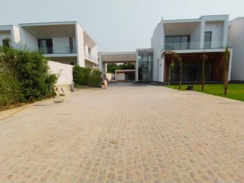 5 Bedroom Farm house 2400 sq yds in Sultanpur, South Delhi-13