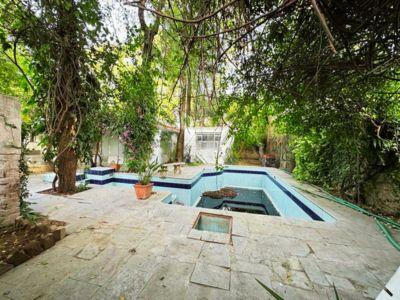 5 Bedroom Farm house 1800 sq yds in Chhatarpur DLF Farms, South Delhi