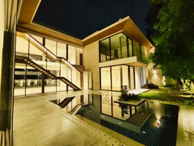 6 Bedroom Farm house 2200 sq yds in Radhey Mohan Drive, South Delhi